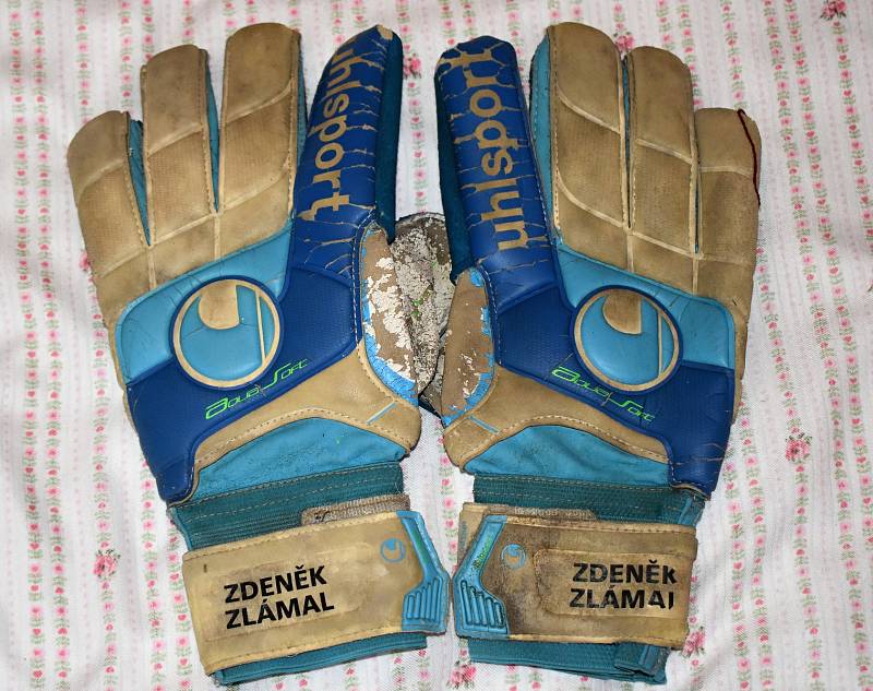 Tyto rukavice jsou pro Tondu velmi vzácné, neboť v nich Zdeněk Zlámal odchytal 	utkání Dukla - Bohemians a v 93. minutě si naběhl na rohový kop a zařídil vyrovnání Klokanů.