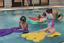 První lekce plavání předškoláků Mateřské školy Klicperova v rakovnickém aquaparku.