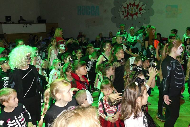 Dům osvěty v Rakovníku hostil Strašidelný karneval s Honzou Ladrou a Myšákem Edou.
