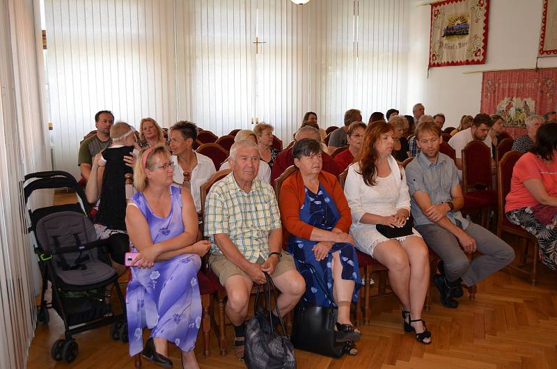 Absolventi Středního odborného učiliště Nové Strašecí si převzali ve slavnostním sále Městského úřadu Nové Strašecí výuční listy.