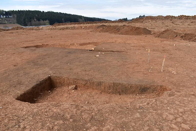 Na hlavní trase plánované dálnice D6 u Nesuchyně a Krupé probíhá archeologický průzkum, který provádí Česká společnost archeologická.