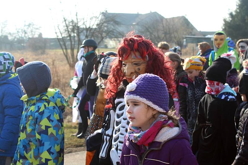 Lužnou prošly nejrůznější masky. Do rytmu jim cestou hrála hudební kapela v podání místních občanů.