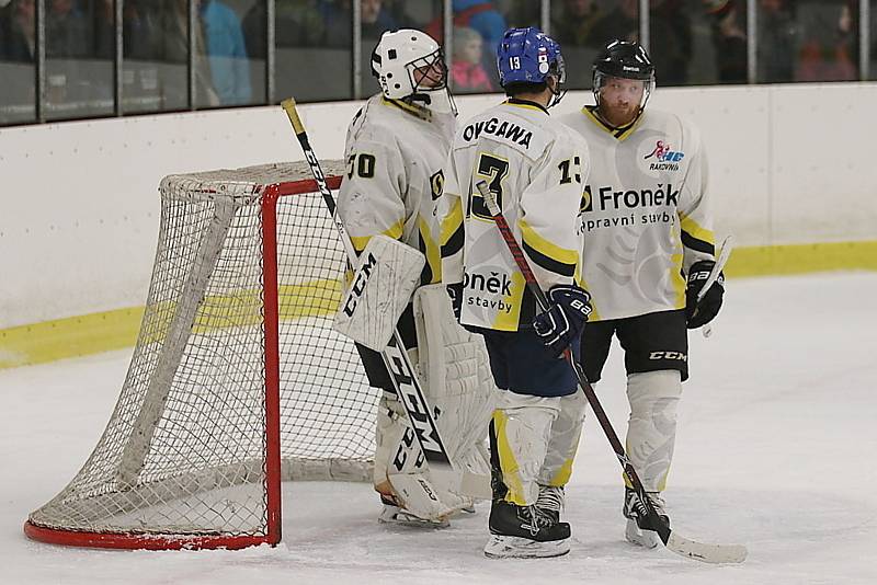 Debakl a konec. Hokejisté Rakovníka (v bílém) prohráli na svém ledě s celkem Junioru Mělník vysoko 2:8 a sezona pro ně skončila.