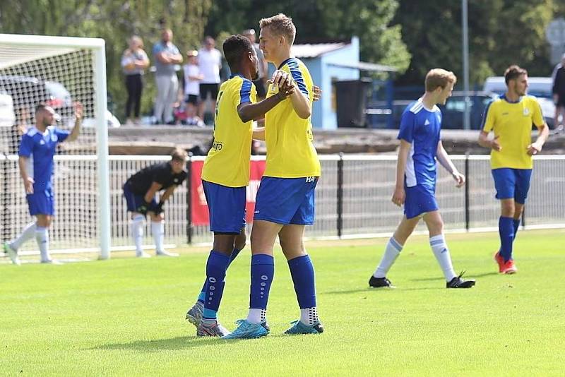 SK Rakovník (ve žlutém) v první přípravě přehrál doma SK Kladno 2:0.