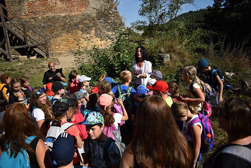 Na hradě Krakovci pomáhají odsouzené z drahonické věznice. Jedna z nich, Eva Pšeničková, dokonce provádí.