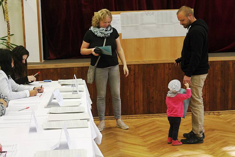 První den komunálních voleb ve volební místnosti v Domu dětí a mládeže v Rakovníku.