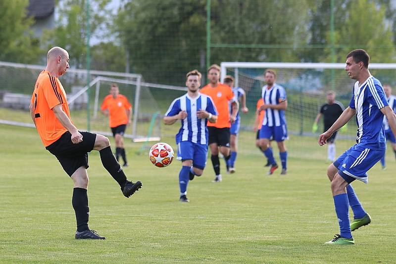 Z fotbalového utkání krajské I.B třídy Zavidov - Slaný B (3:0)