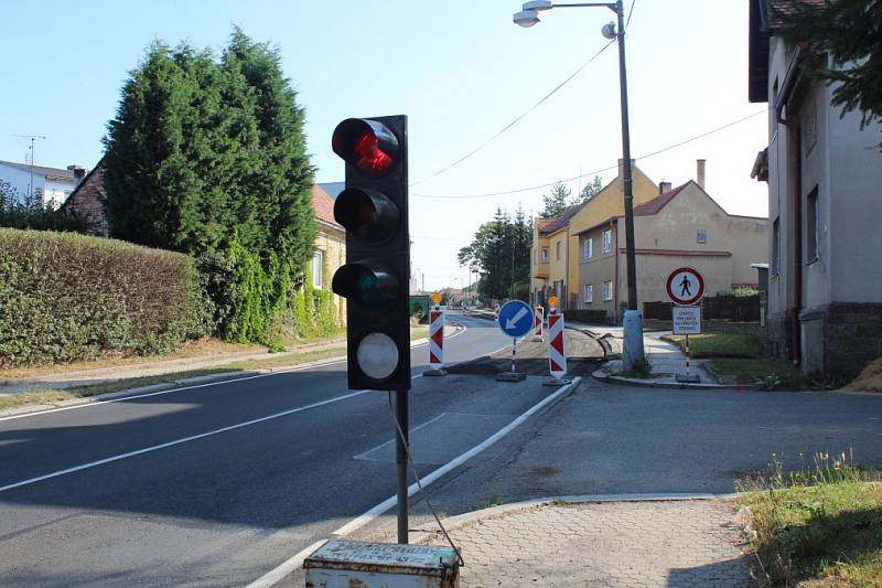 Žateckou ulicí vede objížďka na Plzeň. Ta se ale nyní částečně uzavřela.