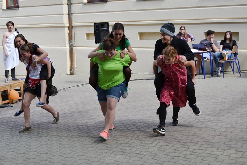 Ve čtvrtek 10. května se u novostrašeckého gymnázia konala studentská oslava Majáles.