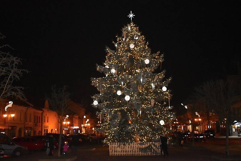 V centru Rakovníka byl v pátek 26. listopadu 2021 rozsvícen vánoční strom.