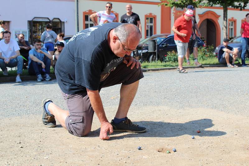 Cvrnkání kuliček ještě zpříjemnilo soutěžící slunné počasí.