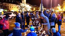 Předvánoční cesta rakovnickým náměstím plná světel, hudby, divadla, pohody, svařáku a jiných tradičních dobrot. To je tradiční Adventní svícení.