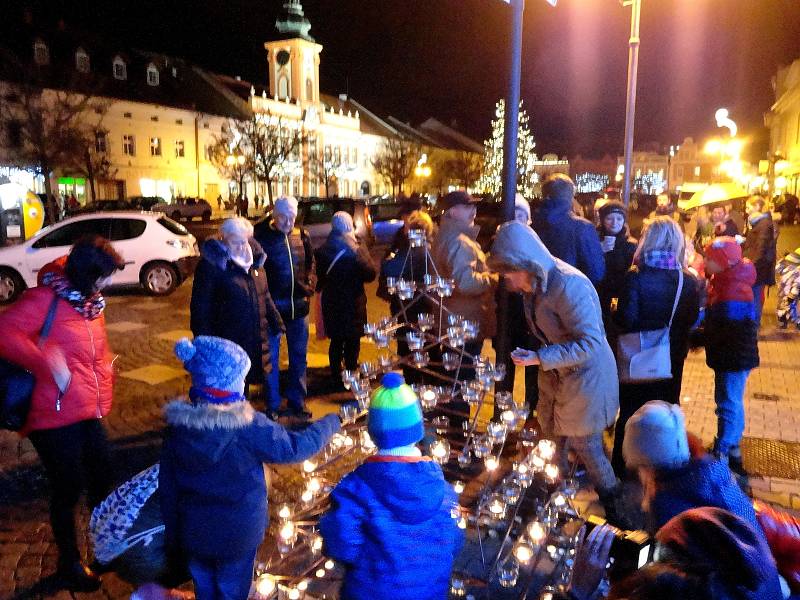 Předvánoční cesta rakovnickým náměstím plná světel, hudby, divadla, pohody, svařáku a jiných tradičních dobrot. To je tradiční Adventní svícení.