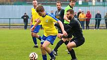 SK Rakovník B (ve žlutém) na závěr podzimu uhrál remízu 0:0 s Jílovištěm.