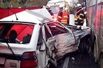 Tragická nehoda osobního automobilu Škoda Felicia a kamionu na silnici I/27 u Jesenice.