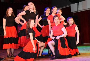 Z maturitního plesu třídy C4B rakovnického gymnázia ve stylu Moulin Rouge.