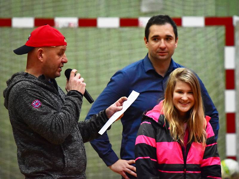 Třetí ročník charitativní akce Nakopeme dětem za účasti osobností z Real Top Praha se velmi vydařil. Vybrala se úžasná částka 322 tisíc korun.
