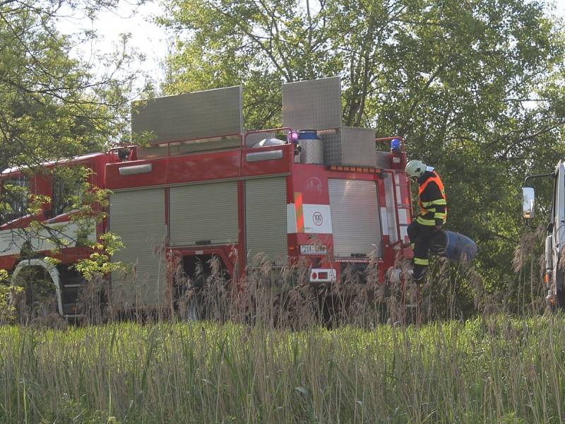 Nehoda na karlovarce u železničního přejezdu u Krupé