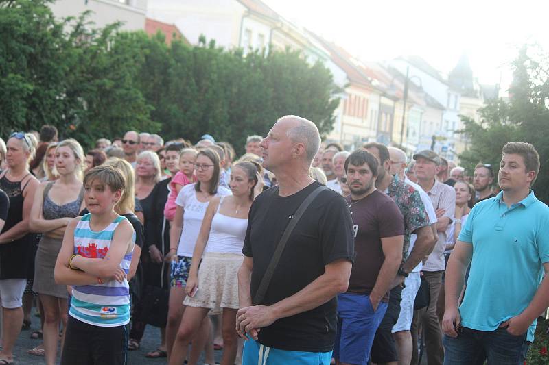 V Rakovníku v úterý 11. června na Husově náměstí u kostela sv. Bartoloměje demonstrovalo 150 lidí.