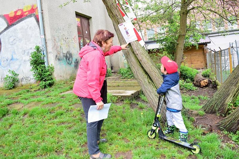 Dům dětí a mládeže Rakovník uspořádal v pátek odpoledne v Čermákových sadech Pohádkový orienťáček.