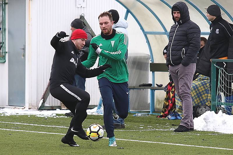 Divizní fotbalisté Tatranu Rakovník (v zeleném) vyhráli v přípravném utkání nad celkem Dobříše jasně 5:2.