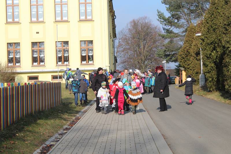 Lužnou prošly nejrůznější masky. Do rytmu jim cestou hrála hudební kapela v podání místních občanů.