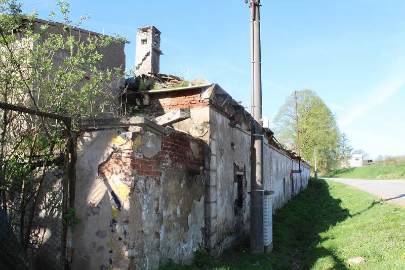 Areál bývalého lihovaru je zchátralý a zničený. Vlastník čelí trestnímu oznámení.