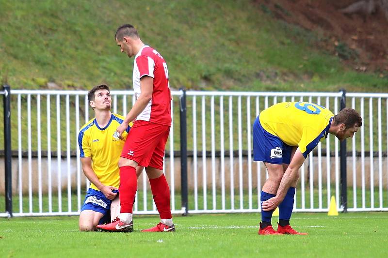 SK Rakovník (ve žlutém) konečně prolomil smůlu a slaví první výhru v ČFL - doma přemohl Karlovy Vary 4:2.