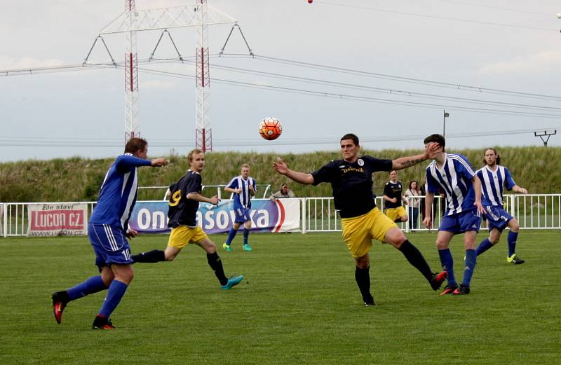 Nové Strašecí (v modrobílém) porazilo doma v derby SK Rakovník 2:1 na penalty.