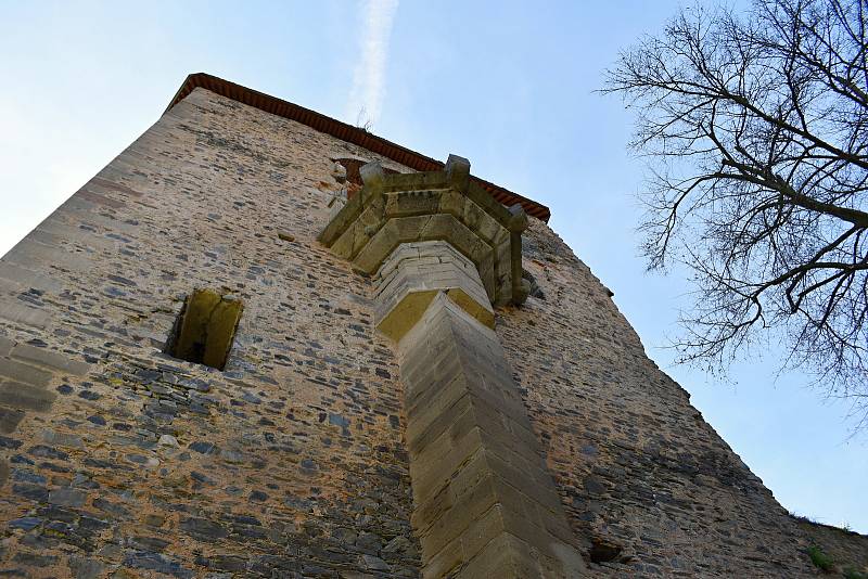 Krásné počasí přilákalo na Krakovec stovky turistů.