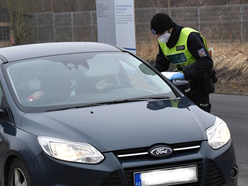 Policejní kontroly na Rakovnicku na hranicích okresů.