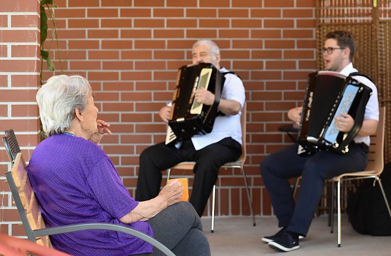 Vystoupení harmonikářů Duo Ježek v rakovnickém domově seniorů.