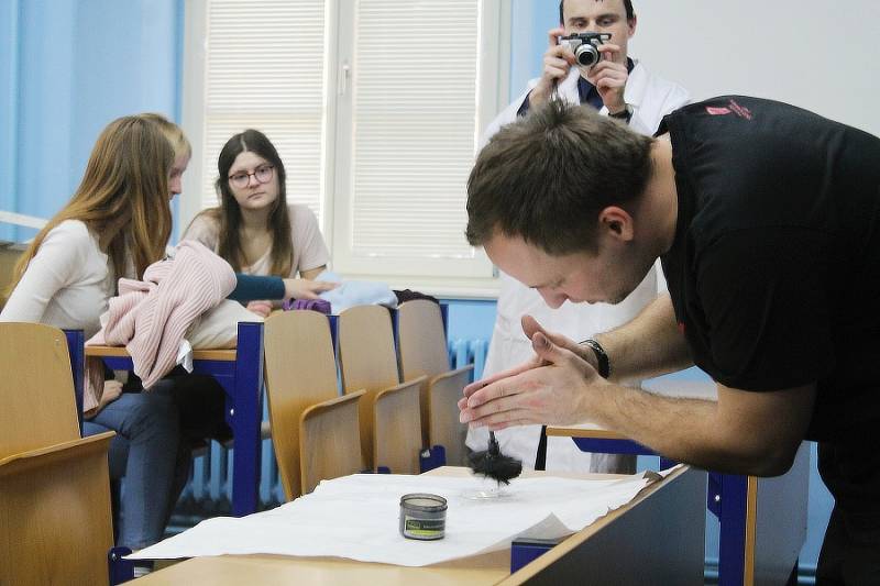 Hodiny moderní chemie v rakovnickém gymnáziu byly na téma forenzní analýza.