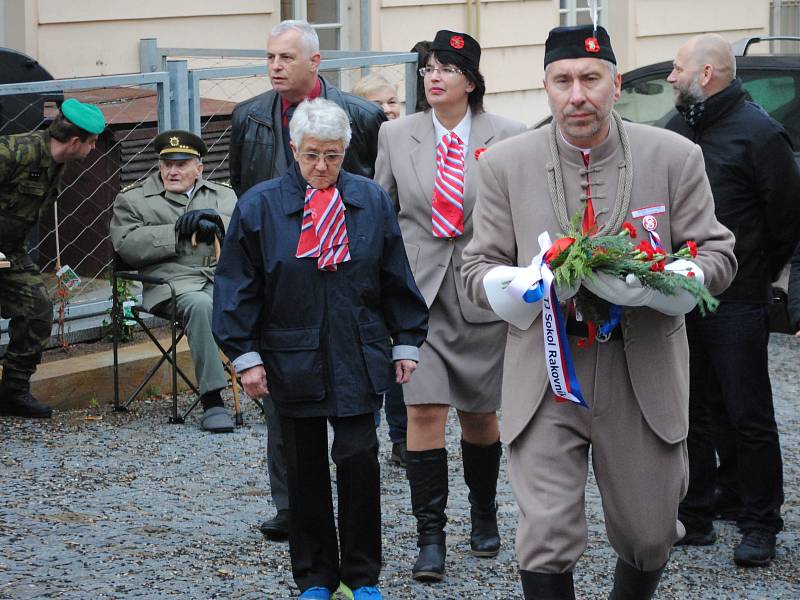 U budovy rakovnického gymnázia se uskutečnila připomínková akce k 30. výročí začátku sametové revoluce.