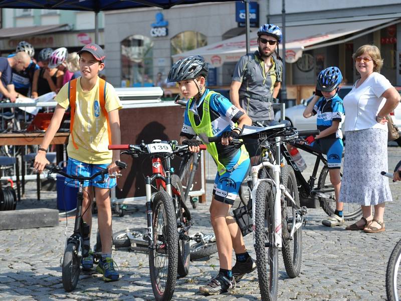 Orientační závod dvojic před startem na Husově náměstí - Rakovnické cyklování 2015