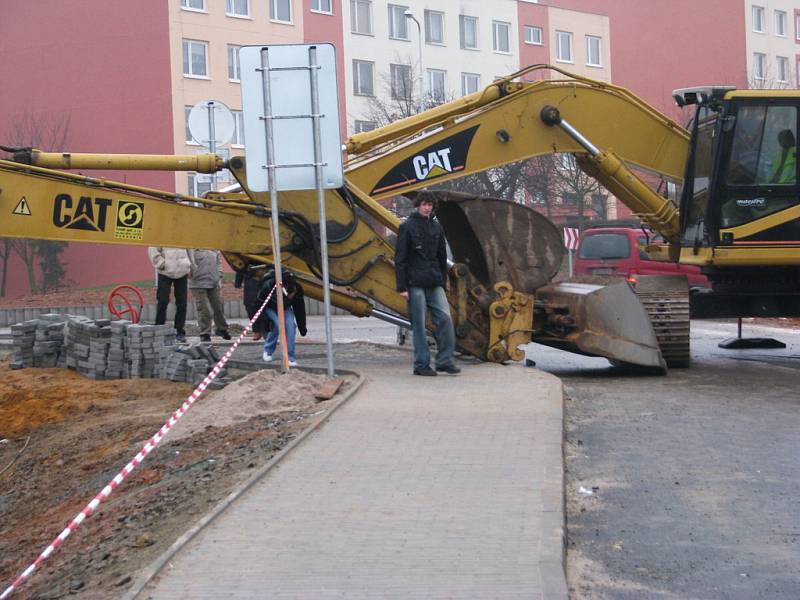 Zákaz vstupu na staveniště lidi nijak netrápí