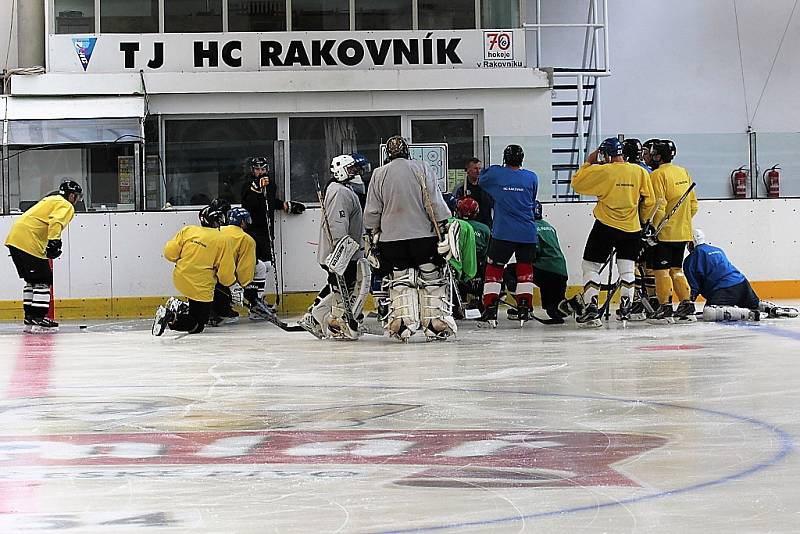 Po letní dřině na suchu dnes hokejisté HC Rakovník prvně vyjeli na ledovou plochu.
