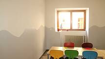 Lišanská škola prošla v posledních letech kompletní rekonstrukcí. Naposledy byla opravena fasáda, a to nejen na školní budově, ale také na budově bývalé pošty.