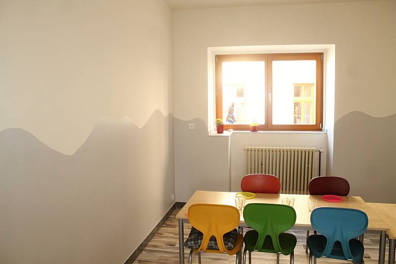 Lišanská škola prošla v posledních letech kompletní rekonstrukcí. Naposledy byla opravena fasáda, a to nejen na školní budově, ale také na budově bývalé pošty.