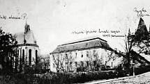 Chrám sv. Bartoloměje, pozdně barokní budova dnešního muzea a Pražská brána na fotografii z roku 1916.