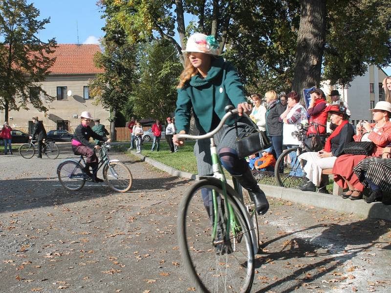 Jízda elegance členů Velociped bicykl klubu Kolešovice Doba minulá