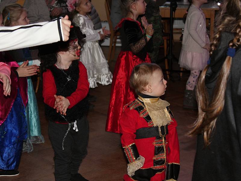 Z dětského karnevalu s Bárou Ladrovou a jejími plyšovými kamarády v Malinové.