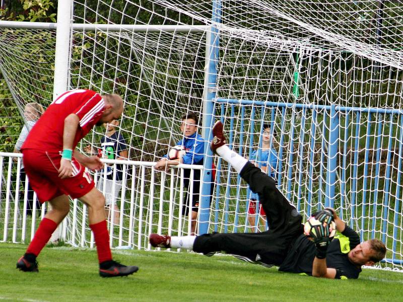 Fotbalisté Nového Strašecí v druhém kole krajského přeboru jasně přehráli Nespeky, které si odvezly čtyři fíky.