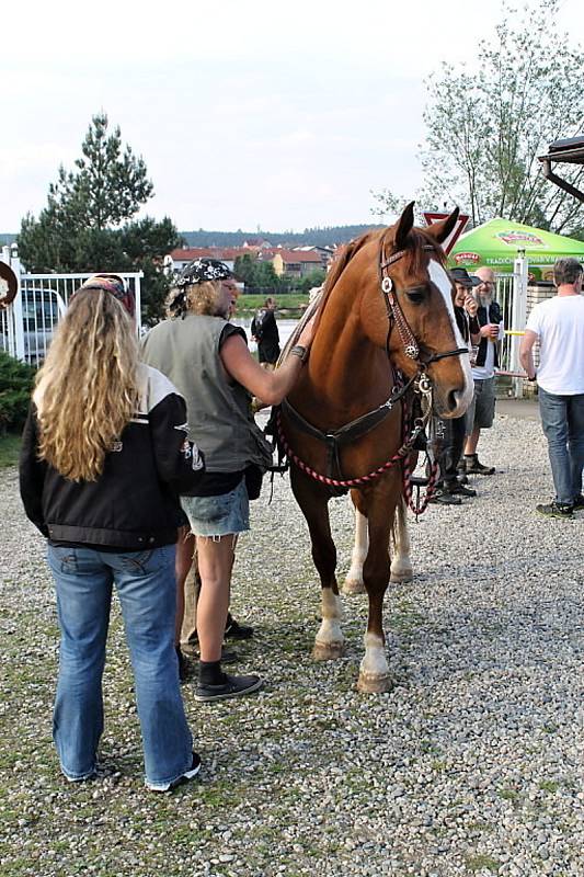 Motorkáři se sjeli už pojedenadvacáté v Olešné U Barona.