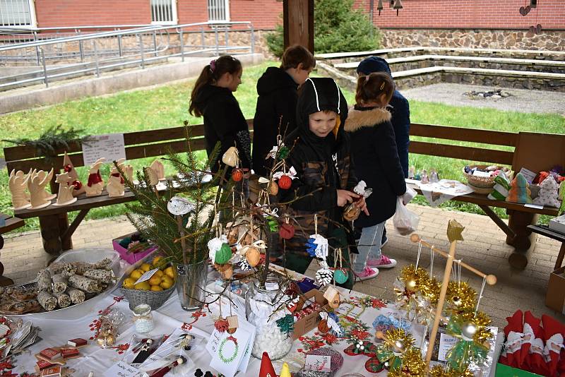 Vánoční jarmark na dvoře Střední školy, Základní školy a Mateřské školy v Rakovníku.