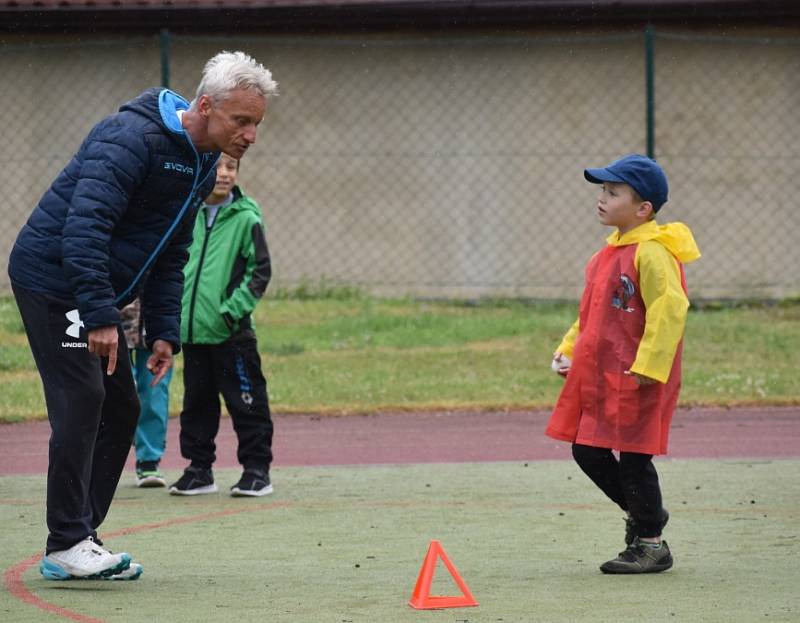 Děti z rakovnických mateřinek si vyzkoušely Školu pohybu.