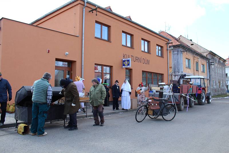 V sobotu odpoledne prošel Kolešovicemi masopustní průvod. Doprovázela ho kapela na povoze a místním nechyběla dobrá nálada.