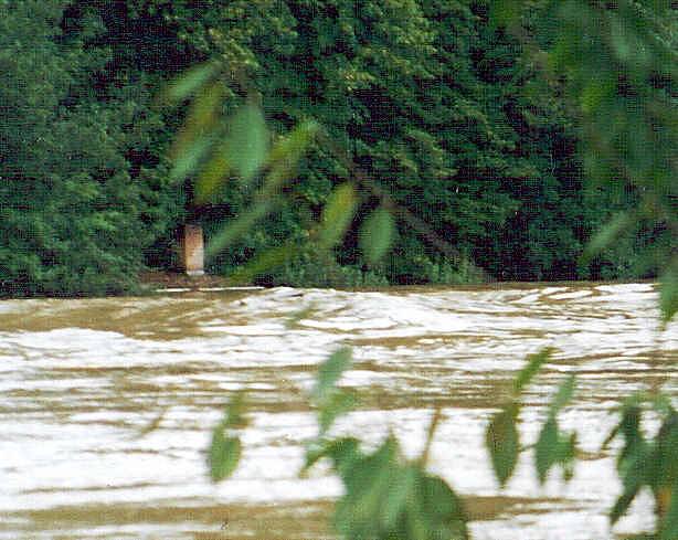 Povodně 2002 v obci Roztoky na Křivoklátsku a v její těsné blízkosti.