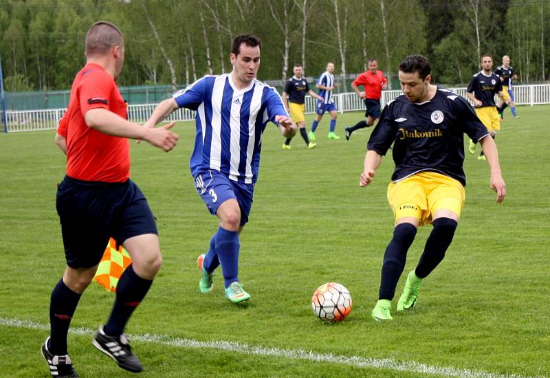 Nové Strašecí (v modrobílém) porazilo doma v derby SK Rakovník 2:1 na penalty.