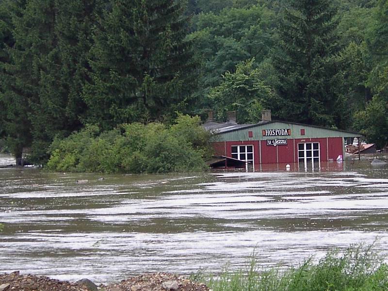 Povodně 2002 v obci Roztoky na Křivoklátsku a v její těsné blízkosti.